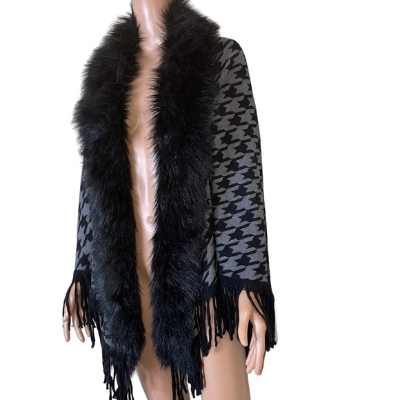 Kimberly C. Shawl cape houndstooth gray black fur trimmed fringe bottom OSFM - Picture 3 of 9